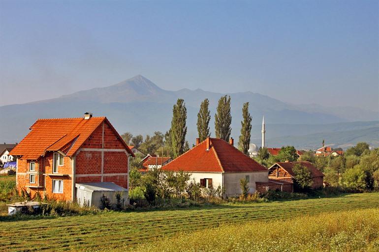 Uitzicht op het dorp Ferizaj 