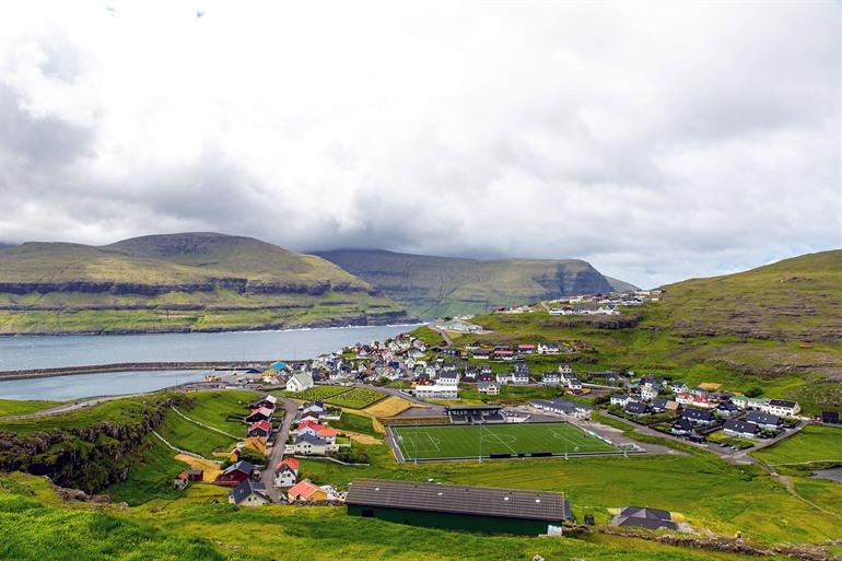 Uitzicht op het dorpje Eiði, eiland Eysturoy