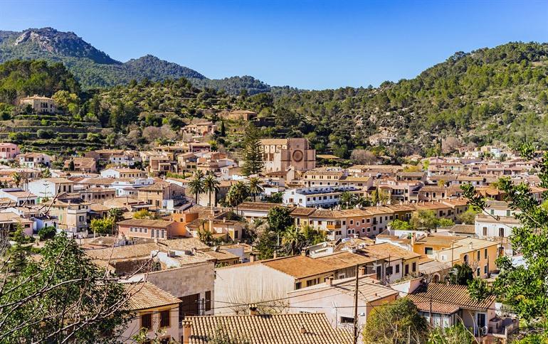 Uitzicht op het dorpje Esporles, Mallorca