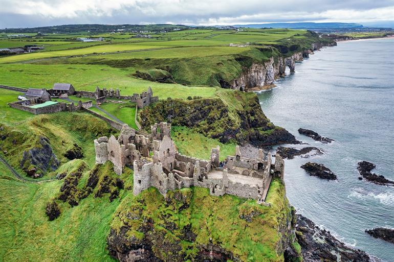 Uitzicht op het Dunluce Castle en de dramatische kustlijn