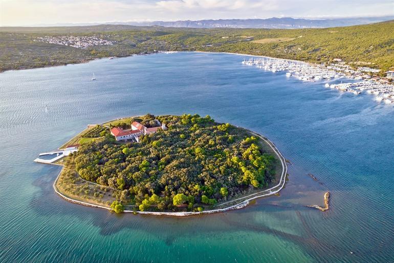 Uitzicht op het eiland Košljun, Krk, Kroatië