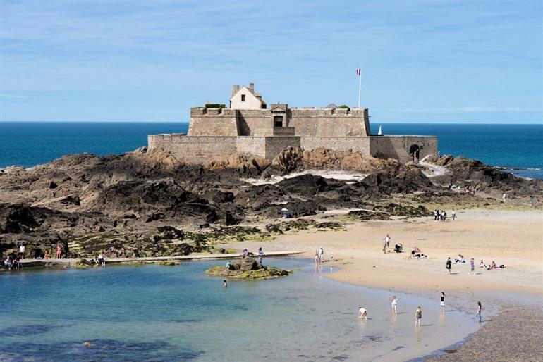 Uitzicht op het Fort National in Saint-Malo