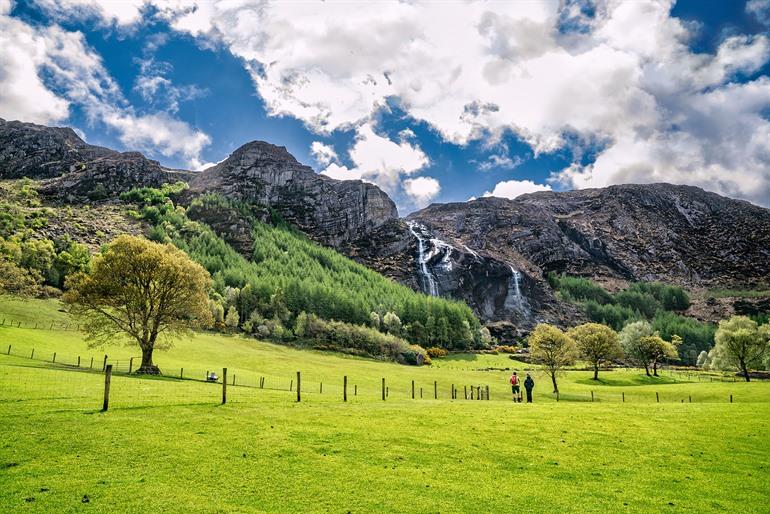 Uitzicht op het Gleninchaquin Park met waterval, Ierland