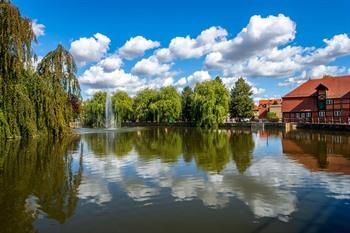 Uitzicht op het historische Teterow vanaf de Teterow See