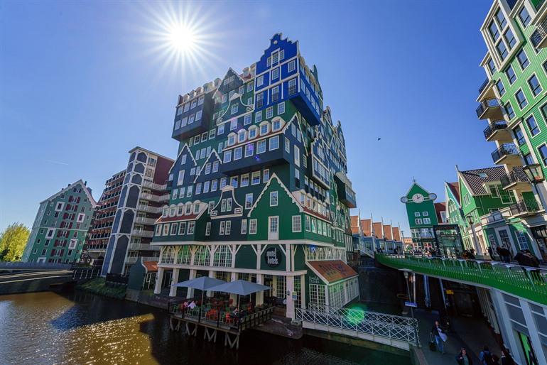 Uitzicht op het Inntel Hotel van Zaandam, Holland boven Amsterdam
