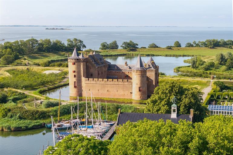 Uitzicht op het Muiderslot, vestingstad Muiden