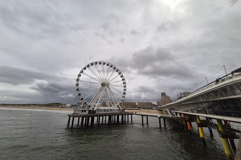 Uitzicht op het reuzenrad Skyview op de pier van Scheveningen