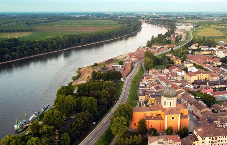 Uitzicht op het stadje Boretto, nabij Reggio Emilia