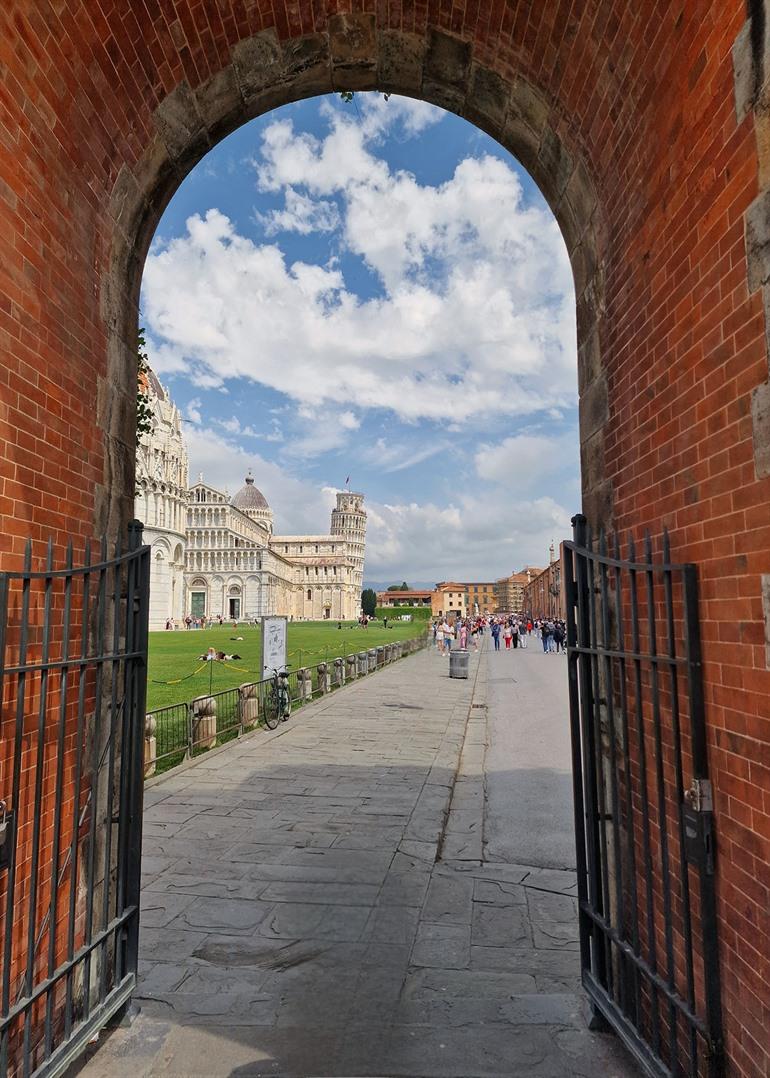 Uitzicht op het terrein rondom Toren van Pisa
