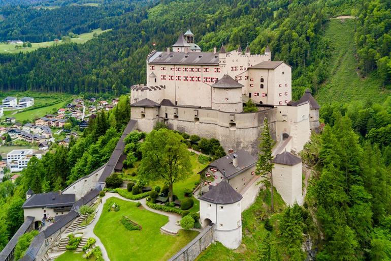 Uitzicht op Kasteel Hohenwerfen in Werfen, Oostenrijk