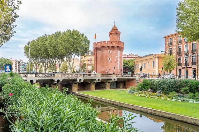 Uitzicht op Le Castillet in Perpignan
