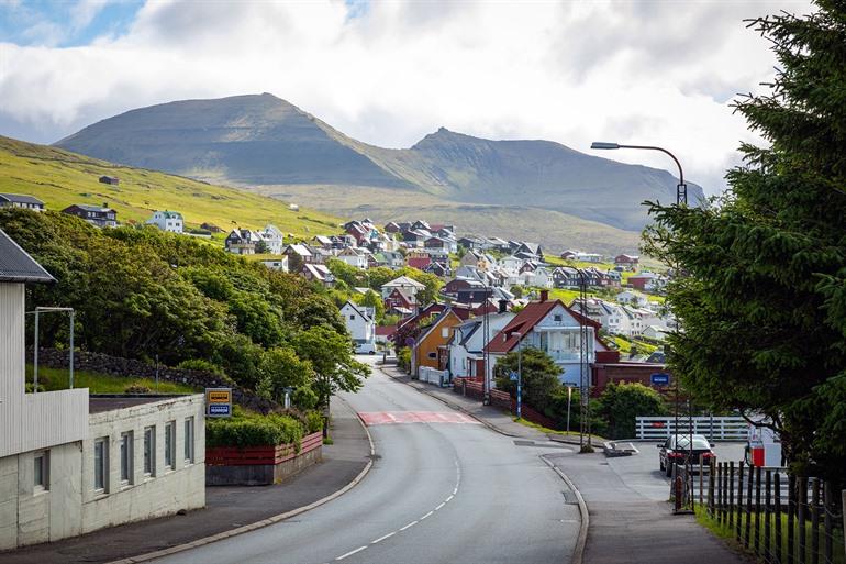 Uitzicht op Miðvágur, eiland Vagar