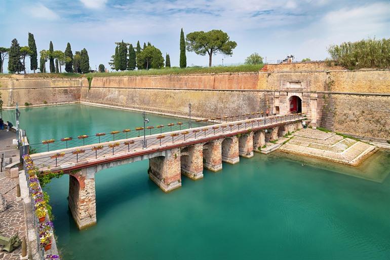 Uitzicht op oude vestingsmuren in Perschiera del Garda