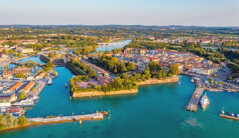 Uitzicht op oude vestingsmuren in Perschiera del Garda