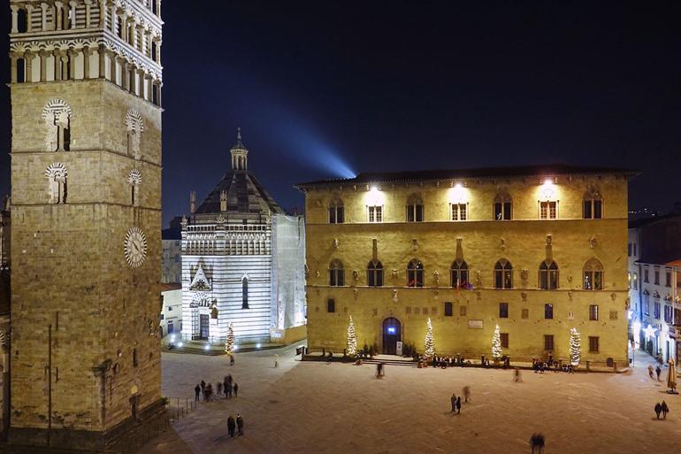 Uitzicht op Palazzo del Podesta (Pretorio) en de doopkapel van Pistoia