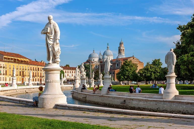 Uitzicht op Prato della Valle in Padua 