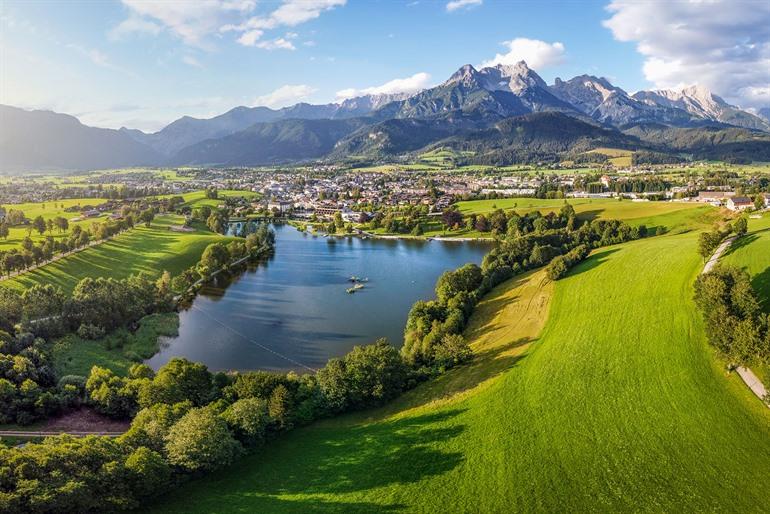 Uitzicht op Saalfelden am Steinerer Meer, Oostenrijk