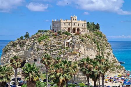 Uitzicht op Santuario di Santa Maria dell'Isola di Tropea