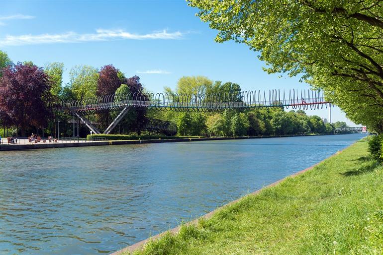 Uitzicht op Slinky Springs to Fame in Oberhausen