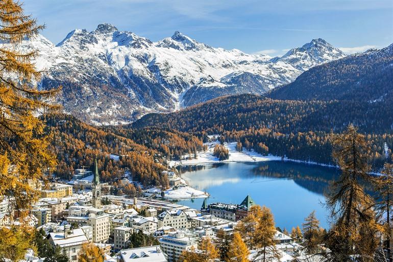 Uitzicht op St. Moritz en het meer