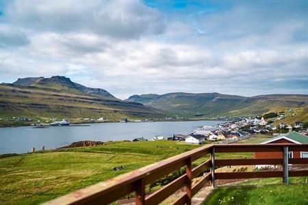 Uitzicht op Tvøroyri, Suduroy eiland