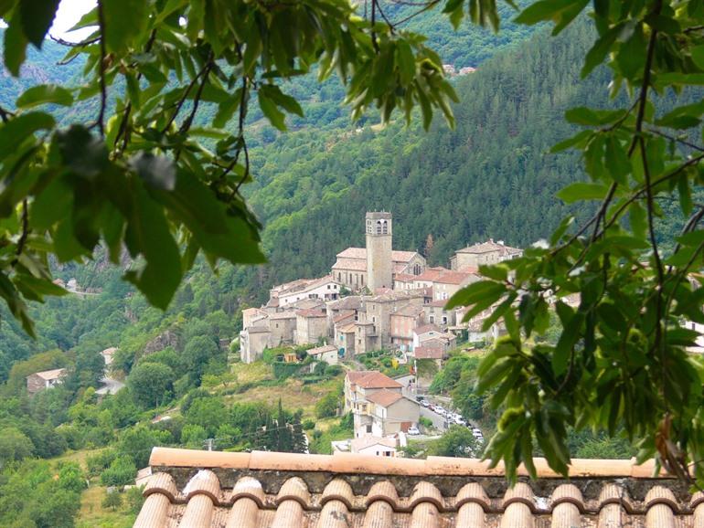 Uitzicht over Antraigues-sur-Volane in de Ardèche