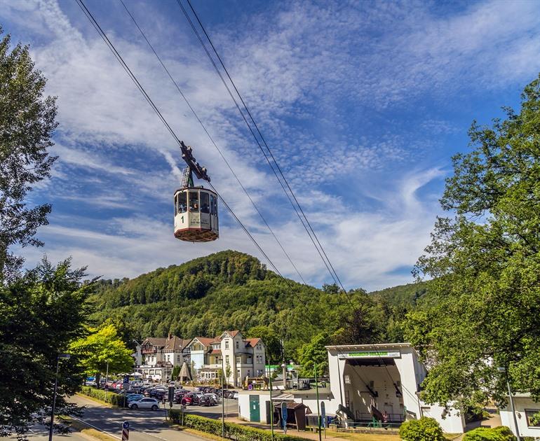 Uitzicht over Bad Harzburg met de kabelbaan, Harz
