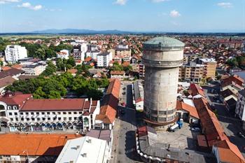 Uitzicht over Bijeljina, Bosnië en Herzegovina