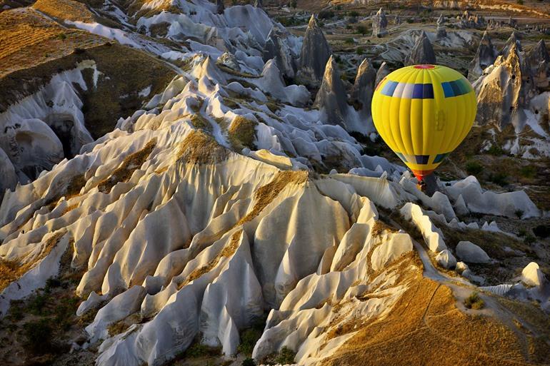 Uitzicht over Cappadocië tijdens een ballonvaart, Turkije