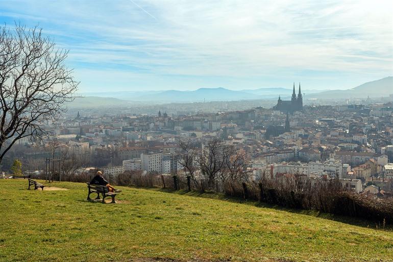 Uitzicht over Clermont-Ferrand vanaf Parc Montjuzet