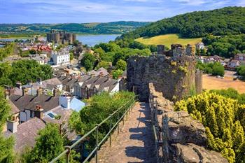 Uitzicht over Conwy en het kasteel vanaf de stadsmuren, Wales