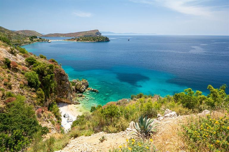 Uitzicht over de baai van Porto Palermo, Albanië