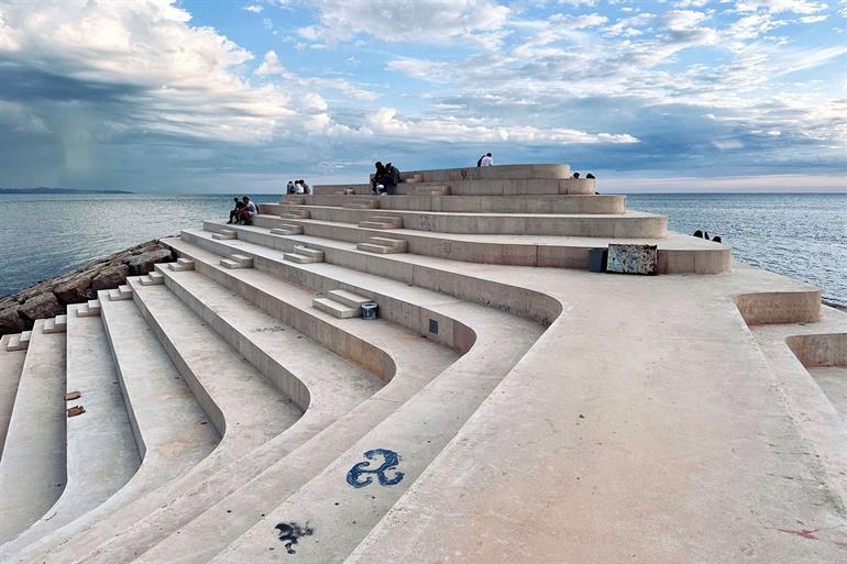 Uitzicht over de havenstad bij Sfinski, Durrës