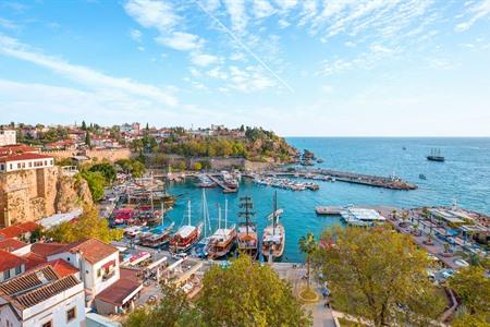 Uitzicht over de oude haven van Antalya, Turkije