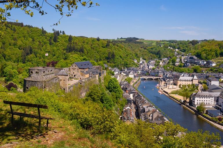 Uitzicht over de Semois in Bouillon en het kasteel, Ardennen