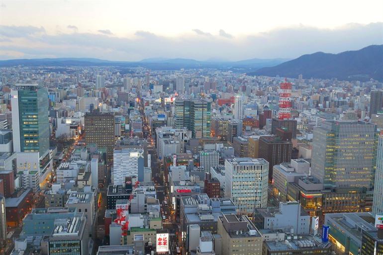 Uitzicht over de stad Sapporo vanaf de JR Tower