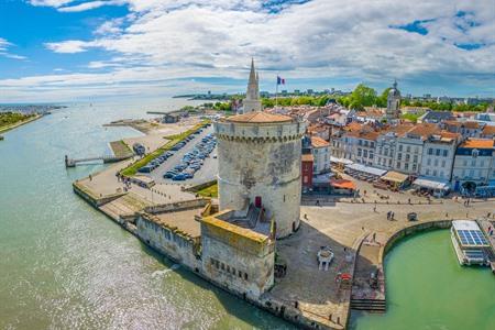 Uitzicht over de torens van havenstad La Rochelle