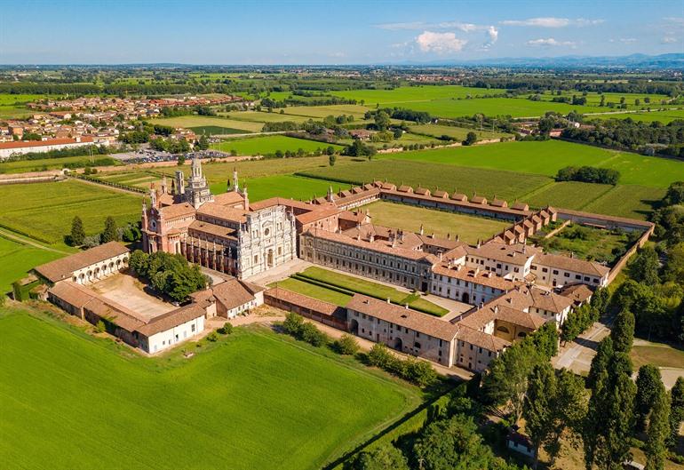 Uitzicht over het kloostercomplex Certosa di Pavia, Lombardije