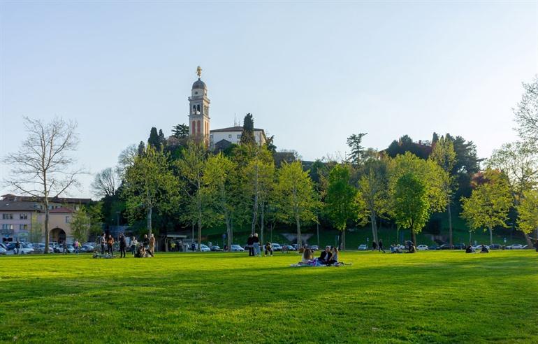 Uitzicht over het park vanaf Piazza I Maggio, Udine