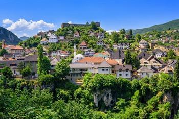 Uitzicht over Jajce en het fort