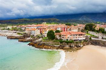 Uitzicht over Llanes, Costa Verde, Noord-Spanje