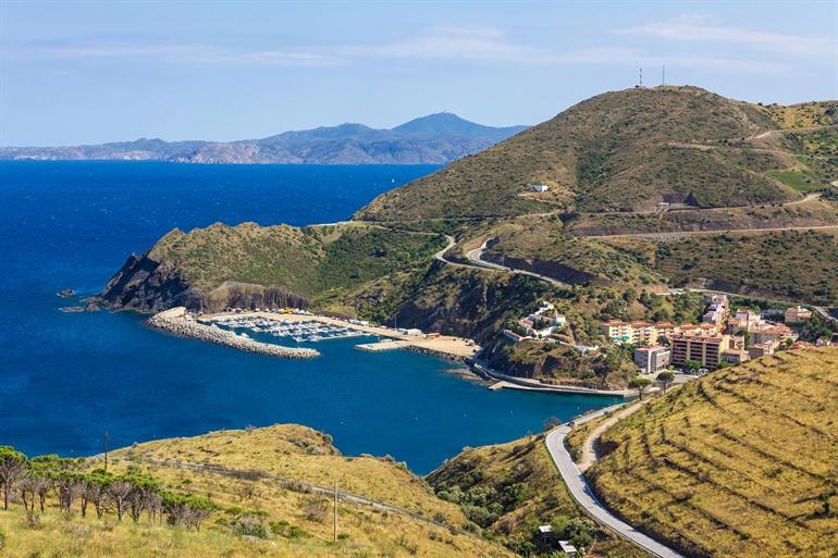 Uitzicht over Portbou en de haven