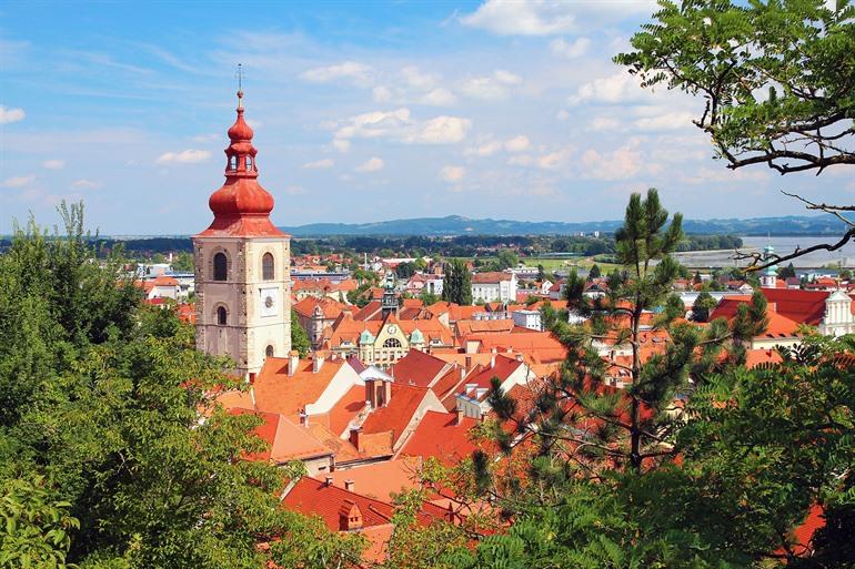 Uitzicht over Ptuj aan de Drava rivier, Slovenië