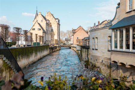 Uitzicht over rivier de Geul in Valkenburg, Nederland