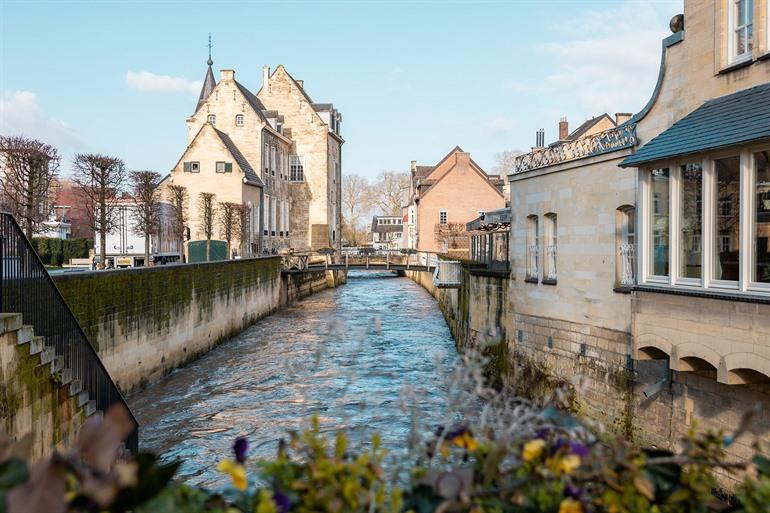 Uitzicht over rivier de Geul in Valkenburg, Nederland