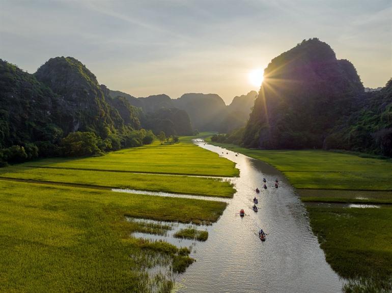 Uitzicht over Tam Coc, rivier en rijstvelden, Ninh Binh