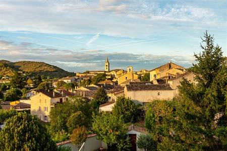 Uitzicht over Vallon-Pont d'Arc, Ardèche, Frankrijk