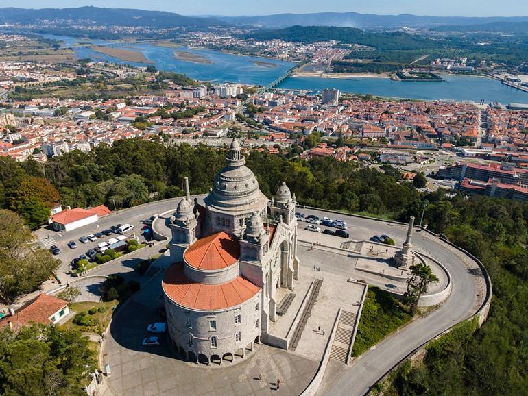 Uitzicht over Viana do Castello vanaf de Santa Luzia kerk, Portugal 