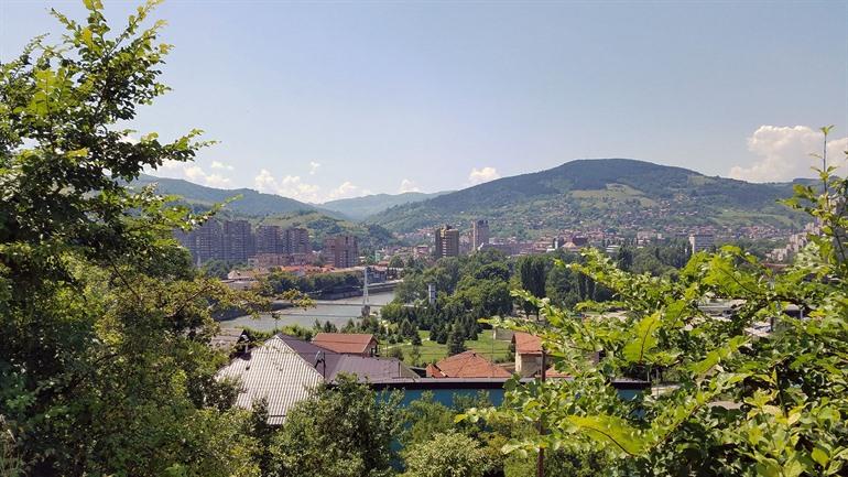Uitzicht over Zenica, Bosnië en Herzegovina
