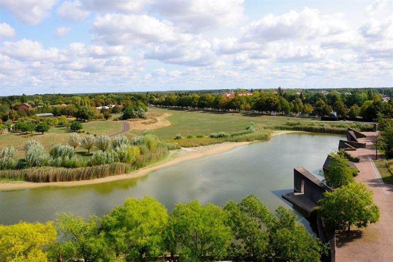Uitzicht vanaf de Jahrtausendturm (Millenniumtoren) in het Elbauenpark, Maagdenburg